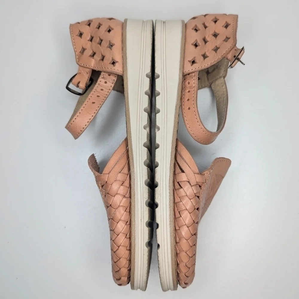 Macarena Collection tan leather Huarache sandals tan die cut sunflower size 8